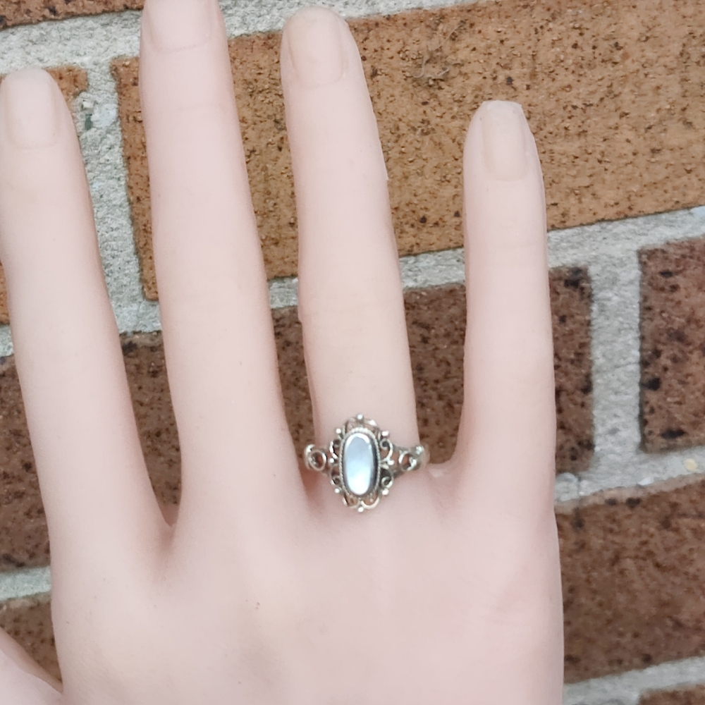 Vintage Sterling Victorian Style Mother Of Pearl Ring - Picture 4 of 5